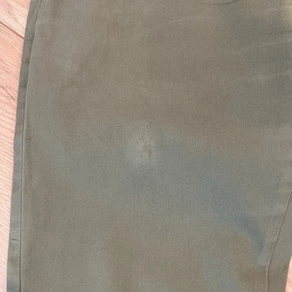 J crew 250 skinny pants stretch chino Catskill green, 32X30, NWT, Small Spot